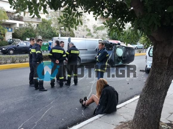 Τούμπαρε όχημα στην Ηλιούπολη – Σε κατάσταση σοκ η οδηγός (εικόνες, βίντεο)